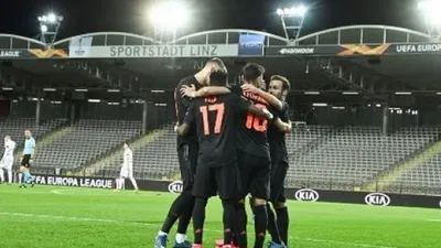 Para pemain Manchester United merayakan gol ke gawang Leicester City pada laga pekan terakhir Liga Inggris 2019/2020 di King Power Stadium, Leicester, Minggu (26/6/2020) malam WIB. [OLI SCARFF / POOL / AFP]