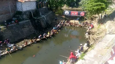 Relawan Solo Hebat mengajak warga memancing bersama di Kelurahan Nusukan, Kecamatan Banjarsari, Kota Solo, Minggu (30/8/2020). (ist)