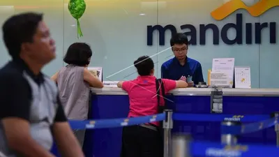 Nasabah di Bank Mandiri. (Antara Foto)