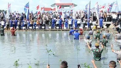 Panglima TNI Marsekal TNI (H.C.) Hadi Tjahjanto bersama Kapolri Jenderal Pol Idham Azis, Menteri KKP Edy Prabowo serta Bupati Tangerang melakukan penanaman mangrove di kawasan Wisata Bahari Ketapang, Kecamatan Mauk, Kabupaten Tangerang, Banten, Jumat (21/2/2020) (Kabidpenum Puspen TNI, Kolonel Sus Taibur Rahman