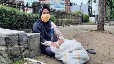 Eros, warga Padalarang yang mengaku terpaksa menunggu bantuan bermodalkan karung di sekitaran Gedung Sate Bandung (Ayobandung.com/Nur Khansa)
