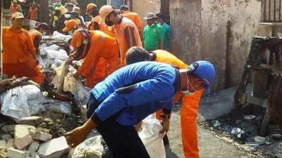 Petugas membersihkan sisa-sisa kebakaran di Kelurahan Maphar/barat.jakarta.go.id