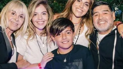 Maradona dan keluarga. (Instagram: @giamaradona)