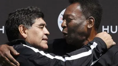 Mendiang Maradona bersama legenda sepak bola Pele/Patrick Kovarik/AFP