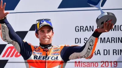 Pebalap Repsol Honda, Marc Marquez, merayakan keberhasilan memenangi balapan MotoGP San Marino di Sirkuit Misano, Minggu (16/9/2019. [AFP/Marco Bertorello]