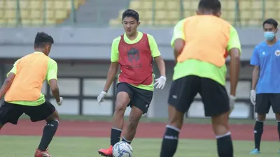 Kapten timnas U-16, Marcel Januar dkk mengenakan sarung tangan saat mengikuti TC di Bekasi. (dok PSSI)