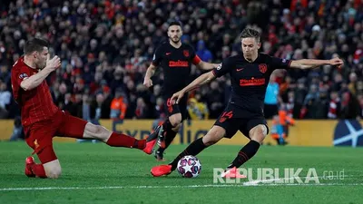 Marcos Llorente (kanan) mencetak gol di Anfield Stadium, Liverpool, Kamis (12/3).  (Foto: Phil Noble/Reuters)