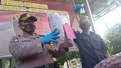Kapolsek Margahayu Kompol Agus Wahidin menunjukkan barang bukti saat gelar perkara, Selasa (9/6/2020). (Ayobandung/Mildan Abdalloh)