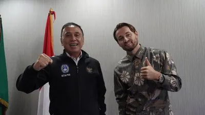 Marc Anthony Klok bersama Ketua Umum PSSI Moch Iriawan. (dok PSSI)