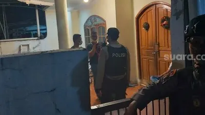 Polisi menggerebek markas anak buah John Kei di Perumahan Tytyan Indah, Kecamatan Medan Satria, Kota Bekasi, Minggu (21/6/2020) malam. [Suara.com/Mochamad Yacub Ardiansyah]