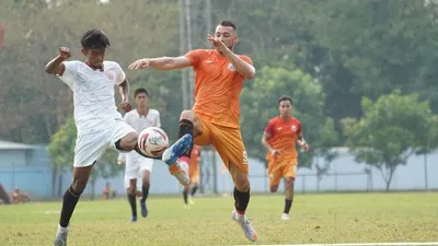 Striker Persija, Marko Simic berebut bola saat uji coba internal melawan EPA Persija. (dok  Persija.id)