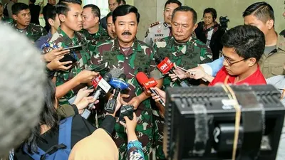 Panglima TNI Marsekal Hadi Tjahjanto menjawab pertanyaan wartawan. (Dok. Puspen TNI)