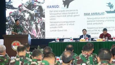 Panglima TNI, Marsekal TNI Hadi Tjahjanto, memberi presentasi di depan peserta Rapat Pimpinan Kementerian Pertahanan (Rapim Kemhan) tahun 2020 di Gedung Kemhan RI, Jalan Medan Merdeka Barat, Jakarta Pusat, Kamis (23/1/2020). (Dok. Puspen TNI)