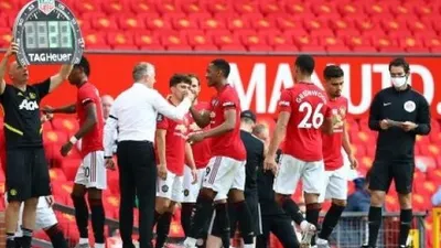Anthony Martial digantikan usai mencetak tiga gol kemenangan Manchester United dalam pertandingan Liga Inggris yang berlangsung di Old Trafford, Kamis (25/6/2020). [AFP]