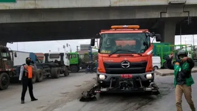 Petugas membersihkan ceceran tanah merah di Jalan Akses Marunda, Cilincing/dok: beritajakarta.id