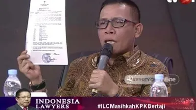 Anggota Komisi III DPR, Masinton Pasaribu menunjukkan bocoran sprinlidik kasus Wahyu Setiawan saat acara ILC, Selasa (14/1/2020) malam. (Repro)