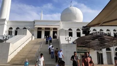 Penampakan Masjid Al Azhar saat menggalelar salat Asar berjemaah. (Suara.com/Bagaskara).