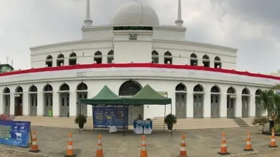 Suasana Masjid Agung Al-Azhar, Kecamatan Kebayoran Baru pada Kamis (30/7/2020), menjelang pelaksanaan sholat Idul Adha.  Foto: Shabrina Zakaria