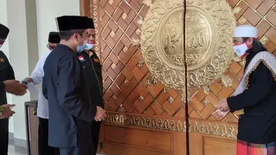 Ketua DMI Kabupaten Tasikmalaya KH. Dede Saeful Anwar Sekretaris Daerah Kabupaten Tasikmalaya Muhammad Zen di Masjid Baitulrahman Kabupaten Tasikmalaya, Selasa (2/6/2020).