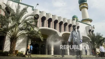 Petugas menyemprotkan disinfektan saat peluncuran Gerakan Semprot Disinfektan 10.000 Masjid di Masjid Al Munawar, Pancoran, Jakarta, Jumat (13/3).  Foto: Republika/Putra M. Akbar