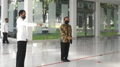Presiden Jokowi jelang pelaksnaan salat Jumat di lingkungan Istana. (Foto Biro pers Media dan Informasi Sekretariat Presiden)