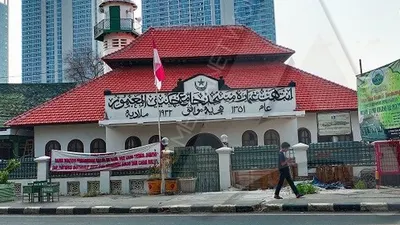 Masjid Jami' Al-Makmur di Jalan Raden Saleh No 30, Cikini, Jakarta Pusat, dalam keadaan tertutup rapat selama masa PSBB di DKI Jakarta. (Ayojakarta.com/Khoirur Rozi)