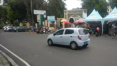 Jaan di depan Masjid Sunda Kelapa dibuka kembali usai penemuan tas mencurigakan, Selasa (31/12/2019). (Liputan6.com/ Putu Merta Surya Putra)