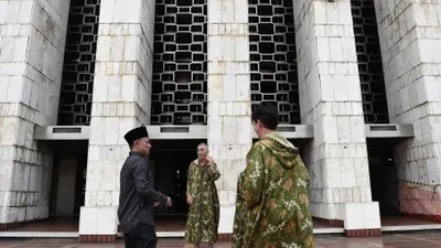 Sejumlah wisatawan mancanegara asal Belanda dengan didampingi pengurus saat berkunjung ke Masjid Istiqlal, Jakarta, Rabu (17/7/2019). Kunjungan ke Masjid Istiqlal yang merupakan salah satu cagar budaya dan simbol toleransi umat beragama tersebut untuk belajar mengenai sejarah tentang islam. ANTARA FOTO/M Risyal Hidayat/3.