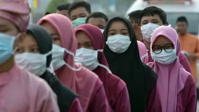 Sejumlah peserta upacara peringatan HUT ke-62 Provinsi Riau mengenakan masker medis akibat asap menyelimuti Kota Pekanbaru, Jumat (9/8/2019). Provinsi Riau pada usianya yang ke-62 masih dibayangi masalah lingkungan khususnya kebakaran hutan dan lahan yang mengakibatkan polusi asap, karena berdasarkan data Kementerian Lingkungan Hidup dan Kehutanan (KLHK) luas kebakaran di Riau sejak Januari tahun ini sudah lebih dari 27 ribu hektare. ANTARA FOTO/FB Anggoro/foc.