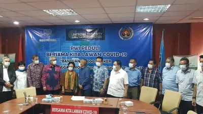Ketua PWI Pusat, Atal S. Depari menerima penyerahan bantuan 50 ribu masker dari  Yayasan Upaya Indonesia Damai atau juga dikenal sebagai United in Diversity (UID) (Humas PWI Jaya)