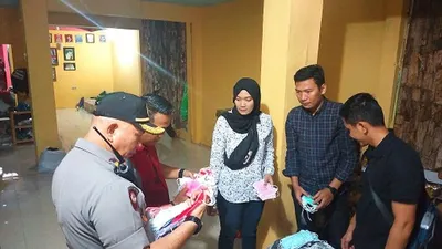 Polisi Gerebek Rumah Penimbun Masker Bekas di Bandung