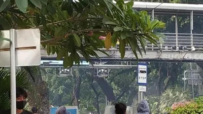 Kondisi massa aksi saat bentrok dengan polisi di kawasan Patung Kuda, Jakpus. (Suara.com/M Yasir)