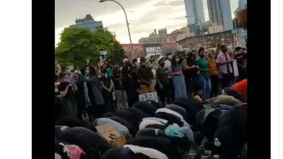 Massa George Floyd Lindungi Demonstran Muslim yang Salat. (twitter.com/_SJPeace_)