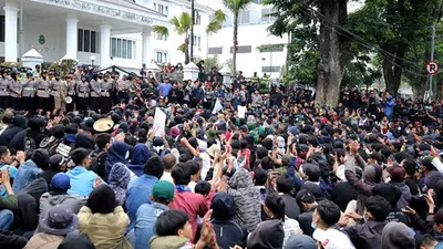 Ribuan massa yang yang terdiri atas mahasiswa, pelajar, buruh Serta Aliansi Rakyat Menggugat Negara kembali menggeruduk Gedung Dewan Perwakilan Daerah (DPRD) Jawa Barat, Jalan Diponegoro, Kota Bandung, Selasa (24/9/2019)/Ayobandung.com