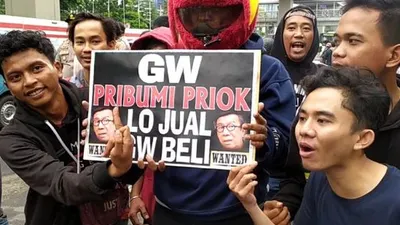 Massa dari Tanjung Priok Geruduk Kantor Menkumham di Rasuna Said Kuningan pada Rabu (22/1/2020). (Suara.com/Stephanus Aranditio)