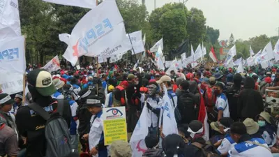Ribuan massa buruh padati Jalan Gatot Subroto, Rabu siang (2/10/2019)/Antara