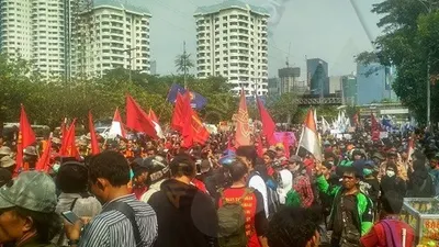 Pengunjuk rasa dari berbagai elemen mulai memadati area gerbang utama gedung DPR RI, Senin (30/9/2019)/Ayojakarta.com