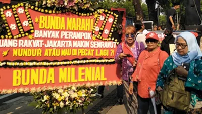Massa Presidium Rakyat Nusantara (PRN) berunjuk rasa di depan kantor Gubernur DKI Jakarta,  Jakarta Pusat, Jumat (8/11/2019)/Ayojakarta.com-Aprilia Rahapit