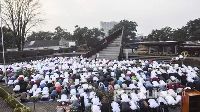 Masyarakat melaksanakan sholat Idul Adha  (Foto: Abdan Syakura)