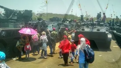 Warga bergantian menaiki kendaraan tempur dalam Peringatan HUT ke-74 TNI/Ayojakarta.com