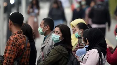Ilustrasi--Sejumlah pejalan kaki menggunakan masker ketika melintas di kawasan Jalan Jenderal Sudirman, Jakarta, Kamis (25/7/2019). Dinas Lingkungan Hidup DKI Jakarta akan meningkatkan layanan angkutan umum massal, mulai dari MRT dan kendaraan umum massal lainnya, menyediakan perlengkapan uji emisi kendaraan bermotor dan penambahan ruang hijau terbuka serta penanaman pohon yang dapat menyerap polutan seperti PM 2,5 di udara yang dikeluarkan sebagian besar oleh asap pembuangan kendaraan bermotor. ANTARA FOTO