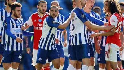 Gelandang Arsenal, Matteo Guendouzi (kanan) terlibat insiden usai laga Liga Inggris 2019/2020 kontra Brighton di AMEX Stadium, Sussex. [Richard Heathcote / POOL / AFP]
