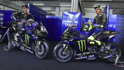 Maverick Vinales (kiri) dan Valentino Rossi dengan motor YZR-M1 untuk MotoGP 2020.(EPA-EFE/SEPANG INTERNATIONAL CIRCUIT)