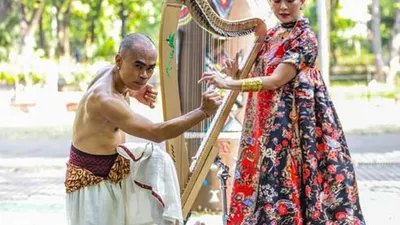 Pertunjukan lantunan musik harpa dan gerak tubuh oleh Maya Hasan dan Eko “Pece” Supriyatno (dok: korporat.ancol.com)