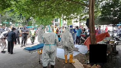 pria yang biasa tinggal di emperan TanahS ereal Kota Bogor dievakuasi menggunakan protokol kesehatan/ dok polisi