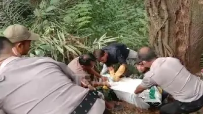 Proses evakuasi mayat dalam koper di Nanggung, Kabupaten Bogor, Minggu (10/11/2019)/Tempo