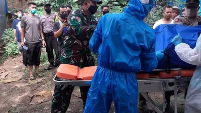 Evakuasi mayat pemuda 17 tahun dari dalam kandang ayam broiler