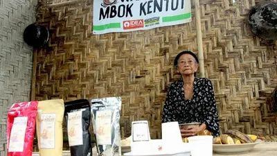Mbok Kentut, barista kopi legendaris dari lereng Gunung Kelud (LAZ Al Azhar)