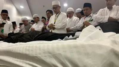 Ilustrasi--Umat muslim mengangkat jenazah KH Maimun Zubair (Mbah Moen) seusai dimandikan di Masjid Muhajirin Khalidiyah, Mekkah, Selasa (6/8/2019). Jenazah selanjutnya akan disemayamkan di Kantor Urusan Haji Daker Syisyah, Mekah lalu disalatkan di Masjidil Haram dan dimakamkan di Kota Mekah. ANTARA/Hanni Sofia/wpa/aww.