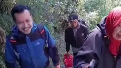 Potongn video Mbok Yem mendaki Gunung Lawu (Instagram @pendaki_gunung)